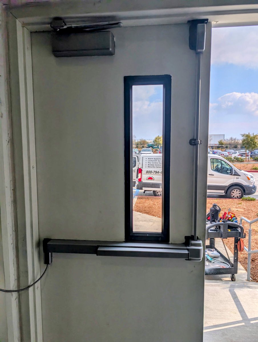 ComlockSecurity's tweet image. Another successful day for one of our amazing team members! 📷This exit door is now secure ensuring both safety and compliance. You can even spot our van in the background—always on the move to provide top-notch security solutions! #ComlockSecurity #locksmith