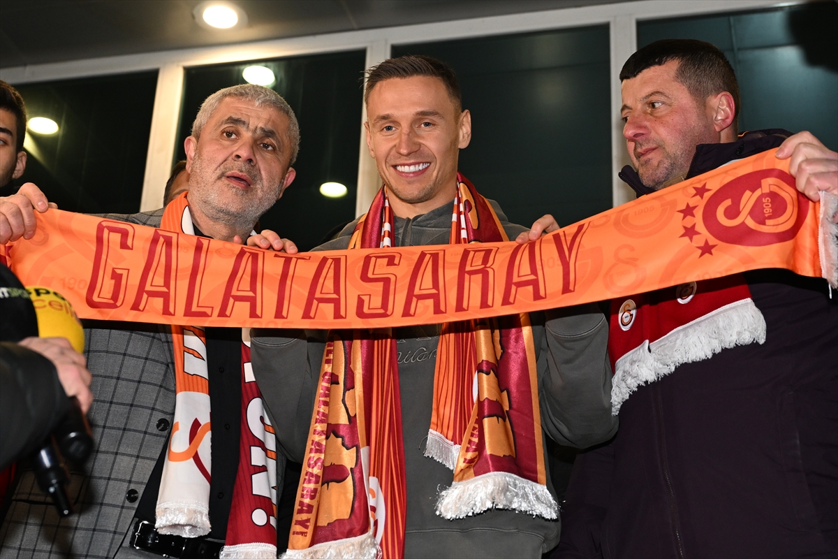 trtspor's tweet photo. 📍 Galatasaray'ın transfer görüşmelerine başladığı Przemyslaw Frankowski, İstanbul'a geldi. https://t.co/8179oNVzhM