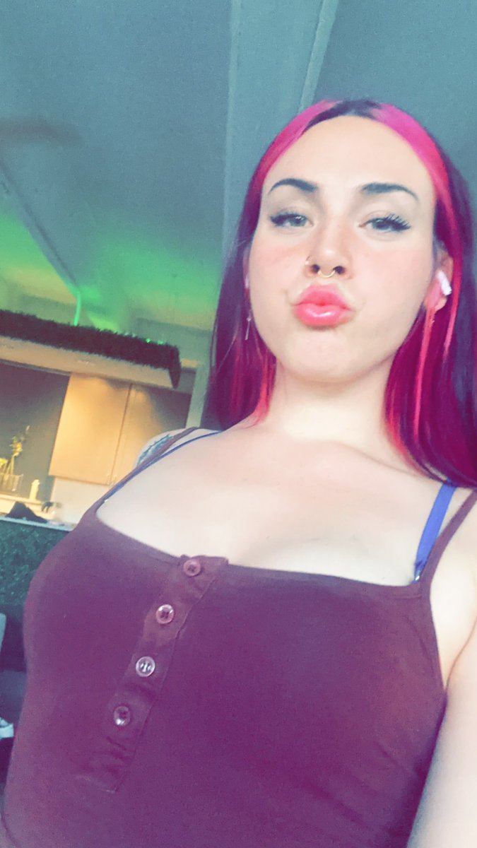 emilyjames808's tweet photo. The face😔                       The Ass☺️ https://t.co/C3RrE7O7Wv