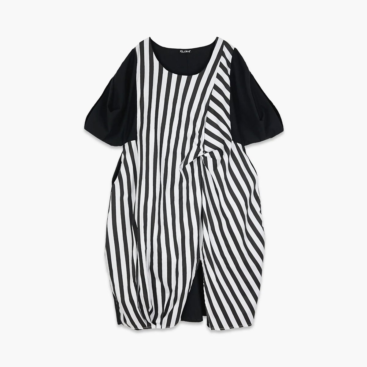 seelenlook's tweet photo. 🎨 Streifenliebe!
Das Ballonkleid von CN-G vereint Oversize-Style mit eleganten Schwarz-Weiß-Streifen. Aus 100% Bio-Baumwolle – perfekt für Frühling &amp; Sommer! 🌿

👉 https://t.co/fHW8LRYkop

#CurvyStyle #Lagenlook #Frühlingsmode #Plussize https://t.co/KDk0lh87DY