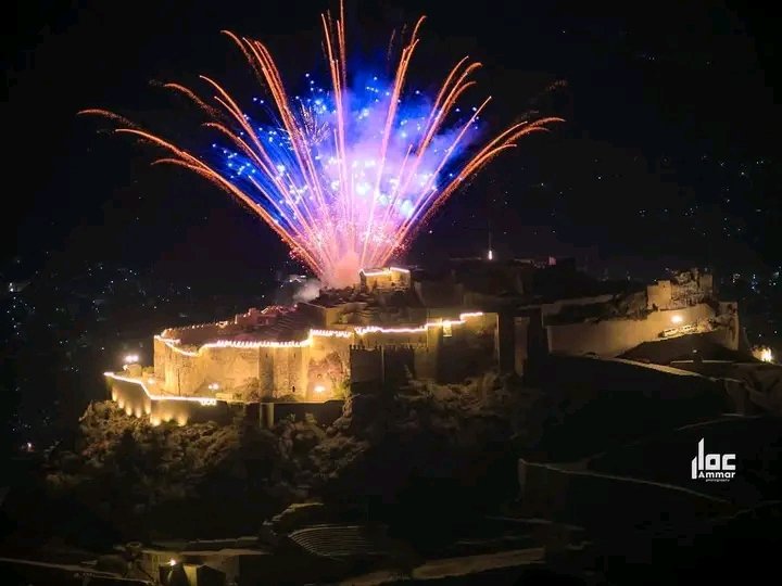 تعز توقد شعلة ثورة 11 فبراير في الذكرى الـ14 لانطلاقتها، والمواطنون يطلقون الألعاب النارية في سماء المدينة.

#فبراير_11 #مأرب_برس 
#اليمن