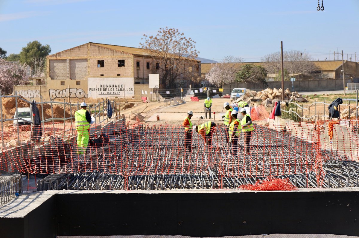 Vicente_Mompo_'s tweet photo. Continuem avançant en la reconstrucció del pont dels Cavalls d'Aldaia.

En una inversió d'1,5 milions d'euros, esta actuació no sols contempla la reposició de la plataforma de la carretera, sinó també el condicionament del llit del barranc, que ha variat significativament. Per a això, estem reforçant la zona en una escullera que millorarà la seua estabilitat i seguretat.

Si se complixen els terminis previstos, estarà obert al trànsit a mitjans de març.

#PlaEnPeu