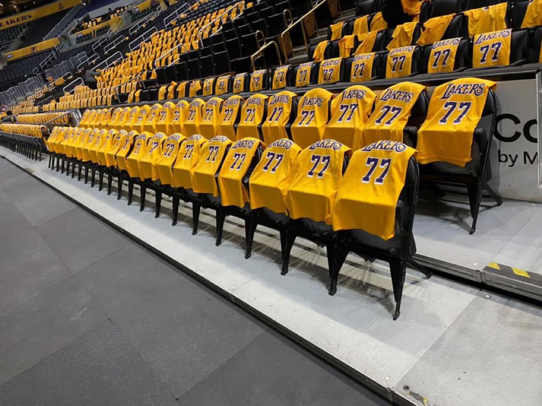 PasionBasketNBA's tweet photo. Los Ángeles Lakers van a regalar camisetas de Luka Doncic para todos los fans que asistan hoy a su debut con el equipo https://t.co/Fd7zErDXS2