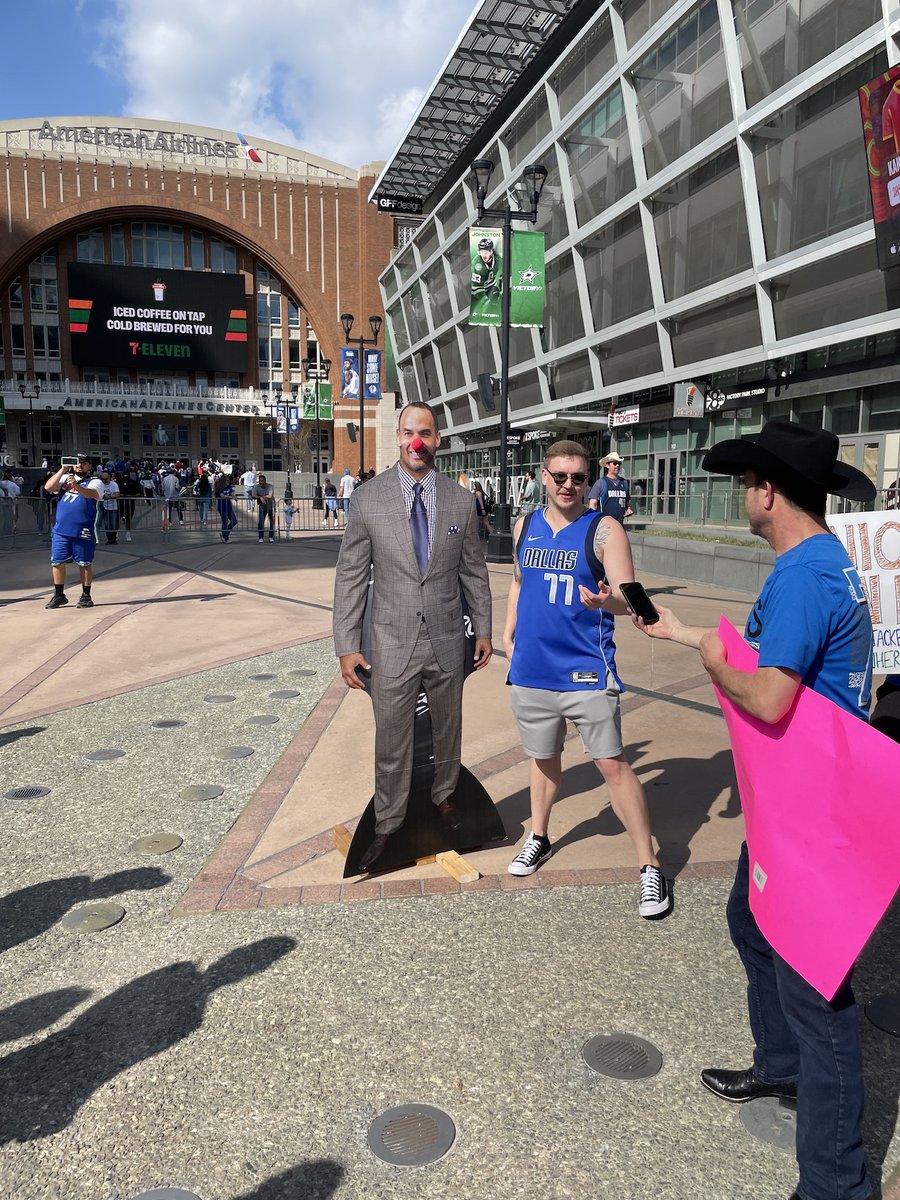 The Dallas Mavericks would really appreciate you not expressing how mad you are. Here's life after Luka at the American Airlines Center. dmagazine.com/sports/2025/02…