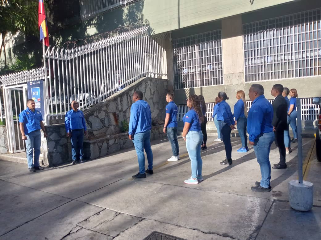 SeguridadvialLU's tweet photo. #LunesCivico Funcionarios del #INTT La Urbina entonan las gloriosas notas del Himno Nacional. https://t.co/hqu323U8hQ