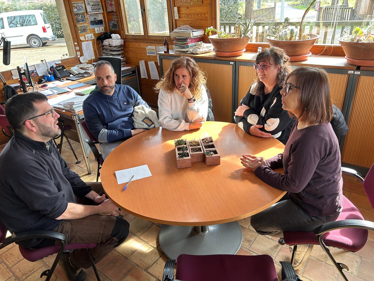 ParcdelSaladar's tweet image. Un grup de mestres d'I5 ens hem reunit amb els responsables de centre de fauna de Vallcalent per treballar conjuntament dins del projecte d'aula.
Amb el #FaigLab buscarem solucions creatives per ajudar la fauna autòctona del nostre soci col•laborador. 
@cesirecat