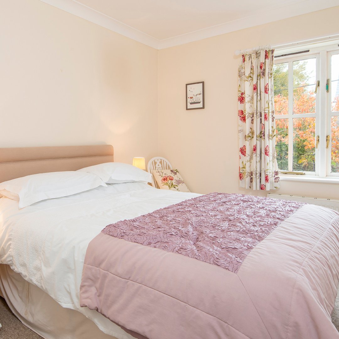 #HalfTerm Awel Y Mor, Stackpole | 22/02-01/03 | WAS £745 NOW £559

🛏️ Sleeps 6
⭐️ 4 Star
🐶 #DogFriendly
🌳 #RuralRetreat
🌺 Enclosed garden
🍽️🏖️ Walk to pub &amp; beaches
🥾🚣🦁🏹 Close to activities &amp; attractions

👉️ l8r.it/PJji

#visitwales #coastalcottages