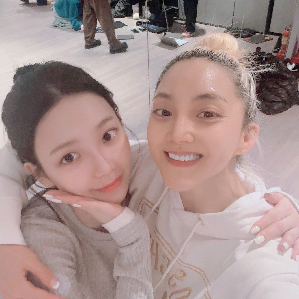 AESPATURKEY's tweet photo. 250210 - S.E.S. Bada'nın #KARINA ve #WINTER ile Instagram Güncellemesi;

"Meleklerle koreografi pratiği yapan kişi~~ benim! 👼🪽🙋‍♀️👼🪽
:) Hem bu kadar güzel olup... hem de nasıl bu kadar nazik ve dürüst olabilirler... 😍
Küçüklerime saygı duymaktan ve onları sevmekten kendimi alamamamın sebebi... İşlerine olan sevgileri ve benliklerini koruyup güzelce büyüyebilmeleri... Onlarla çalışırken hayranların aespa'yı neden seviyor olduğunu çok ama çok iyi anladım gerçekten 🫶🏻 Bebeklerim benim~~ Sizi seviyorum~~😘💕💕💕
Melek 👼 aespa küçüklerime bolca sevgi göstermeye devam edin 💖✨"

#aespa #ses #카리나 #바다 #윈터
#æspa @aespa_official