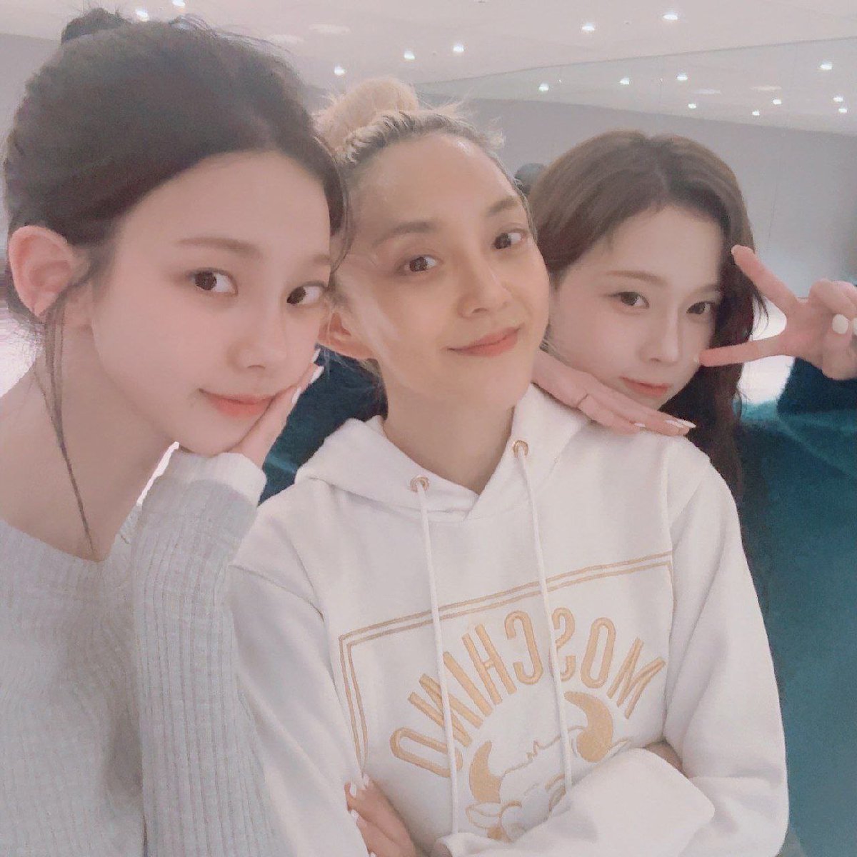 AESPATURKEY's tweet photo. 250210 - S.E.S. Bada'nın #KARINA ve #WINTER ile Instagram Güncellemesi;

"Meleklerle koreografi pratiği yapan kişi~~ benim! 👼🪽🙋‍♀️👼🪽
:) Hem bu kadar güzel olup... hem de nasıl bu kadar nazik ve dürüst olabilirler... 😍
Küçüklerime saygı duymaktan ve onları sevmekten kendimi alamamamın sebebi... İşlerine olan sevgileri ve benliklerini koruyup güzelce büyüyebilmeleri... Onlarla çalışırken hayranların aespa'yı neden seviyor olduğunu çok ama çok iyi anladım gerçekten 🫶🏻 Bebeklerim benim~~ Sizi seviyorum~~😘💕💕💕
Melek 👼 aespa küçüklerime bolca sevgi göstermeye devam edin 💖✨"

#aespa #ses #카리나 #바다 #윈터
#æspa @aespa_official