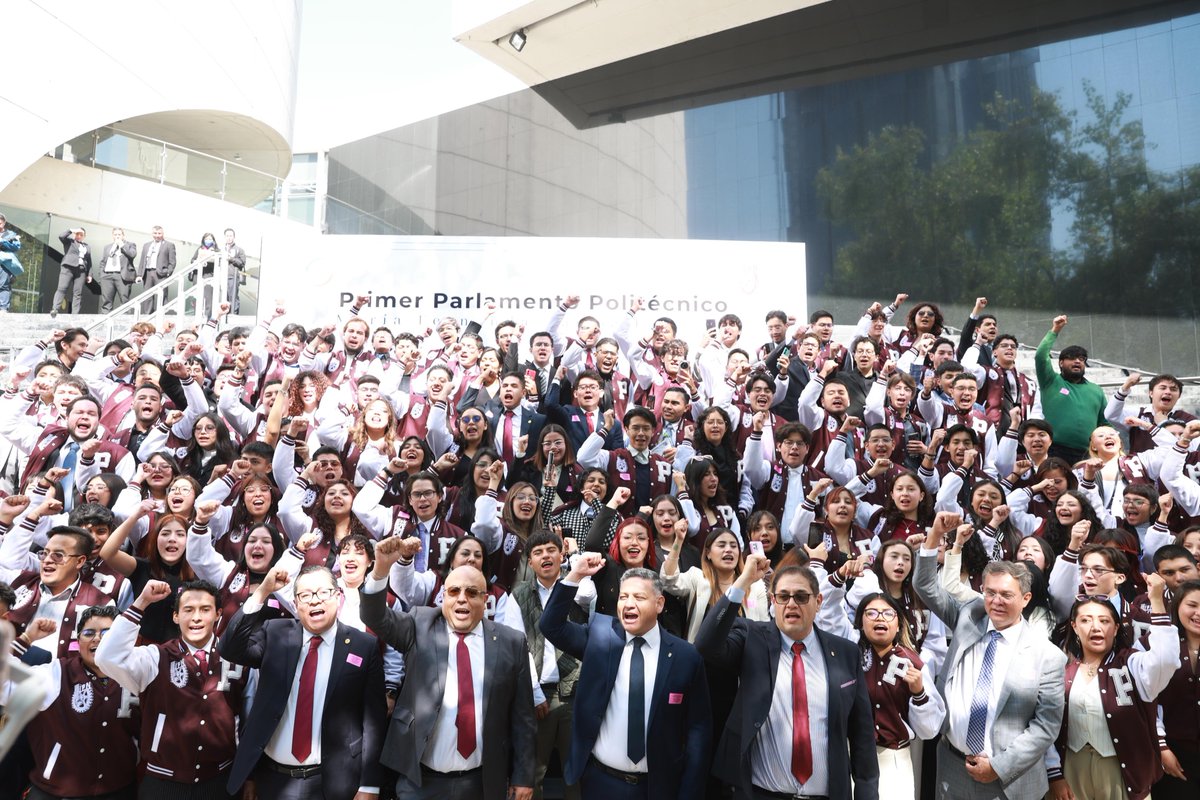 IPN_MX's tweet photo. ¡Huélum por México en el Senado! Estudiantes del #IPN asistieron esta mañana al @senadomexicano para participar en el Primer Parlamento Politécnico “María Fernanda Campa Uranga” (primera geóloga del IPN), donde de viva voz expresan los compromisos de la juventud politécnica por impulsar al país. Un total de 139 politécnicas y politécnicos aportan propuestas en estos trabajos y se comprometen a transformar la nación con innovaciones y proyectos científicos y tecnológicos.  ¡Se tiñe de Guinda y Blanco el Senado!