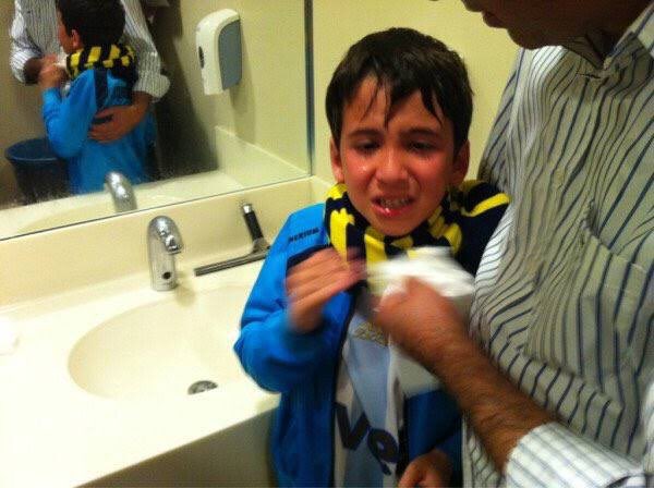 neymiş, GS'nin haksız penaltı kazandığı maçta rakibi sahadan çekilince maça gelen çocuklar üzülmüş...

ulan 12 Mayıs 2012'de çocuk kadın yaşlı dinlemeden stadın içinde biber gazı sıktılar. gözümün önünde babasının omzunda ağlayan çocuklar gördüm. Siz ne anlatıyorsunuz utanmadan