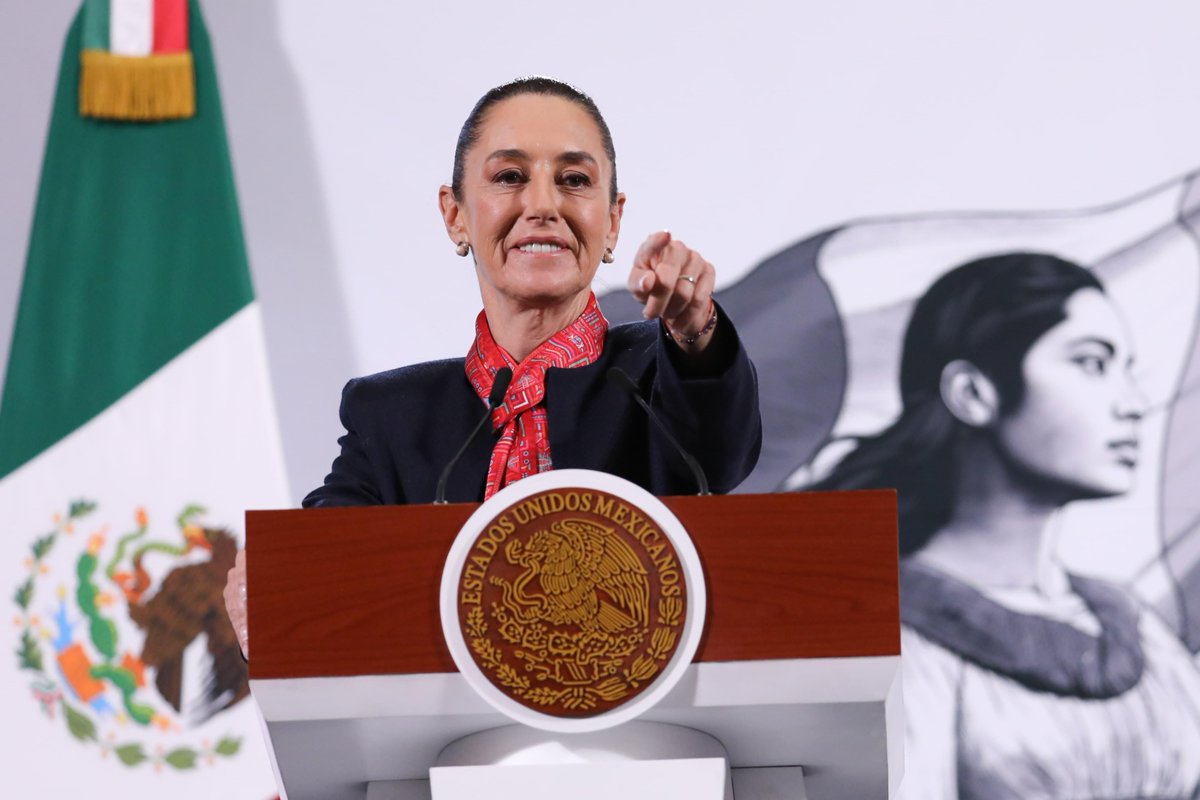 Infonavit's tweet photo. Nuestro director general @OctavioRomero_O presentó avances del programa #ViviendaParaElBienestar, al acompañar a la Presidenta @Claudiashein en la conferencia #LaMañaneraDelPueblo.
 
El ingeniero también informó que distintas organizaciones laborales y empresariales manifestaron su apoyo a la reforma a la Ley del Instituto. https://t.co/txkm8kWbbw
 
#2doPiso4T #ConstruyendoJuntos