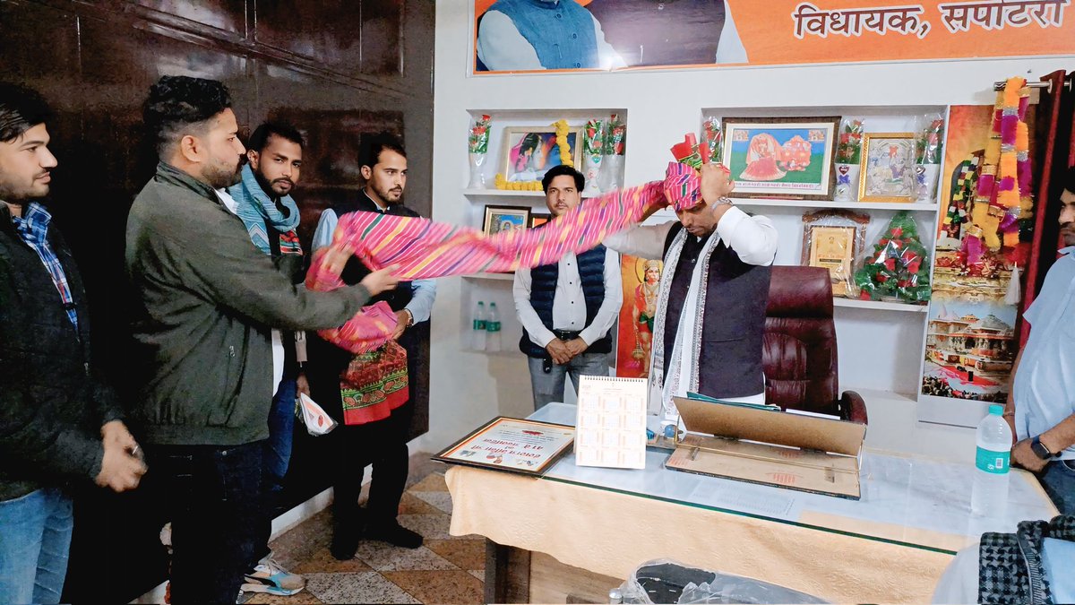 आज सपोटरा विधायक बड़े भाईसाहब <a href="/ErHansrajMeena/">Er Hansraj Baloti (Modi Ka Parivar)</a> के जन्मदिवस पर साथियों के साथ बालौती विधायक कार्यालय पर पहुँच कर भाईसाहब को माला और साफा पहनाकर जन्मदिन की बधाई एवं शुभकामनाये प्रेषित की।

#HBD_Hansraj_Meena_Sapotra_Mla <a href="/highlight/">highlight</a>