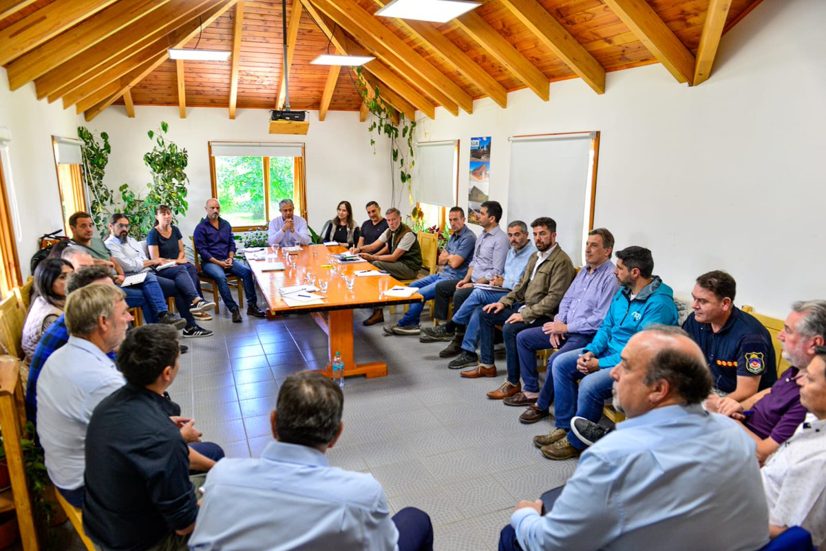 Rolo_Figueroa's tweet photo. VAMOS A SEGUIR ORDENANDO NUESTRAS EMPRESAS PÚBLICAS

Durante la reunión de gabinete ampliado celebrada hoy en Junín de los Andes, di instrucciones claras a los presidentes de las empresas provinciales para implementar medidas significativas que optimicen su funcionamiento y controlen el gasto.

Las empresas públicas deben ser eficientes y contribuir al esfuerzo que estamos llevando a cabo para ordenar el Estado, en cumplimiento del compromiso asumido ante la ciudadanía.