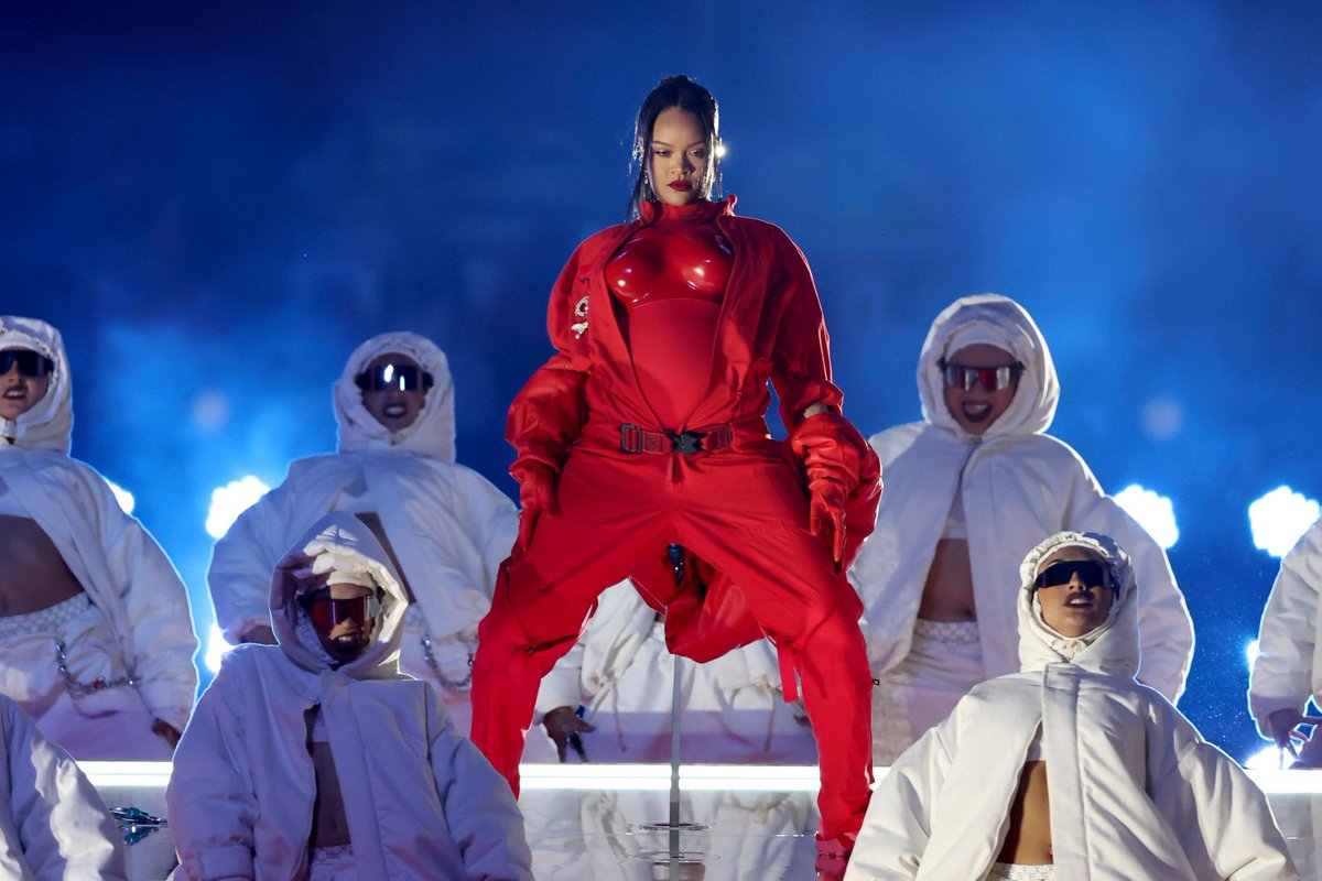 FentyStats's tweet photo. .@rihanna’s #SuperBowl Halftime Show has now earned over 1 MILLION views on @YouTube today (within 17 hours). https://t.co/OeQ5s2PUu8
