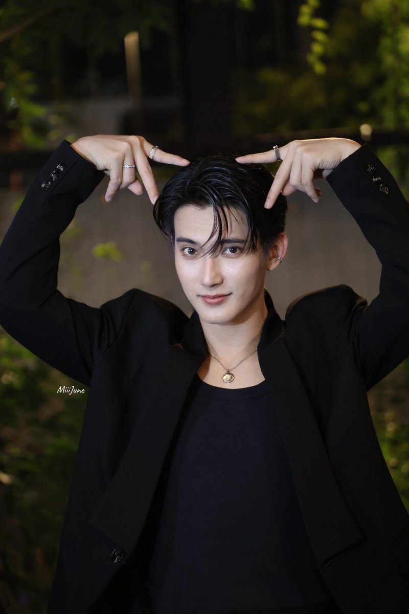 MiiiJune1st's tweet photo. ขาวสะอาดเหมือนอาบน้ำทุก 2 นาที
@firstfh5 🧡
#MotoGPLaunch #MotoGPxFirst #First_Chalongrat #รักแรกของเฟริสท์ https://t.co/cPd3yB8Fsj