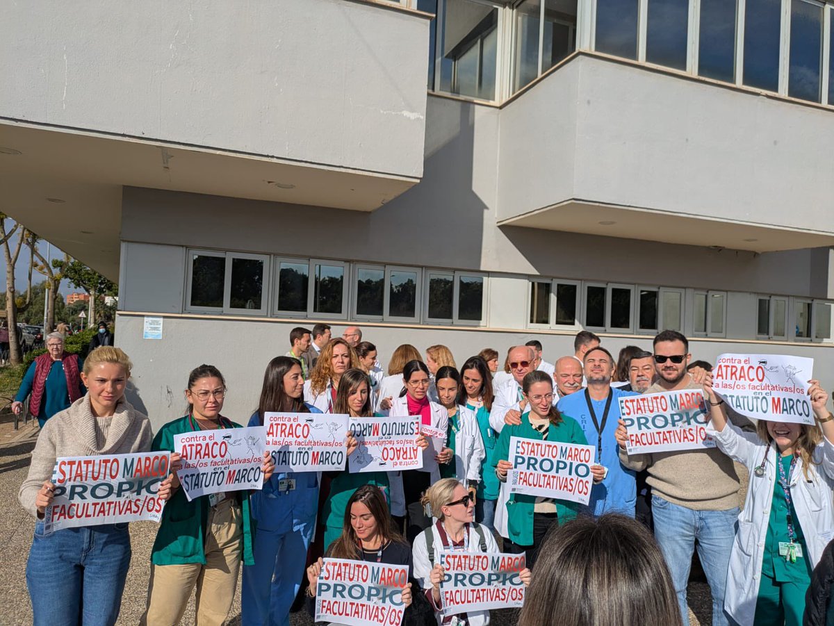 Hoy empezamos a mostrar el descontento contra la reforma del estatuto marco que propone Sanidad y queremos por fin !!! tener un estatuto propio. Una alegría 🙂ver médicos de todas las edades ..todos juntos vamos a conseguirlo 💪💪
