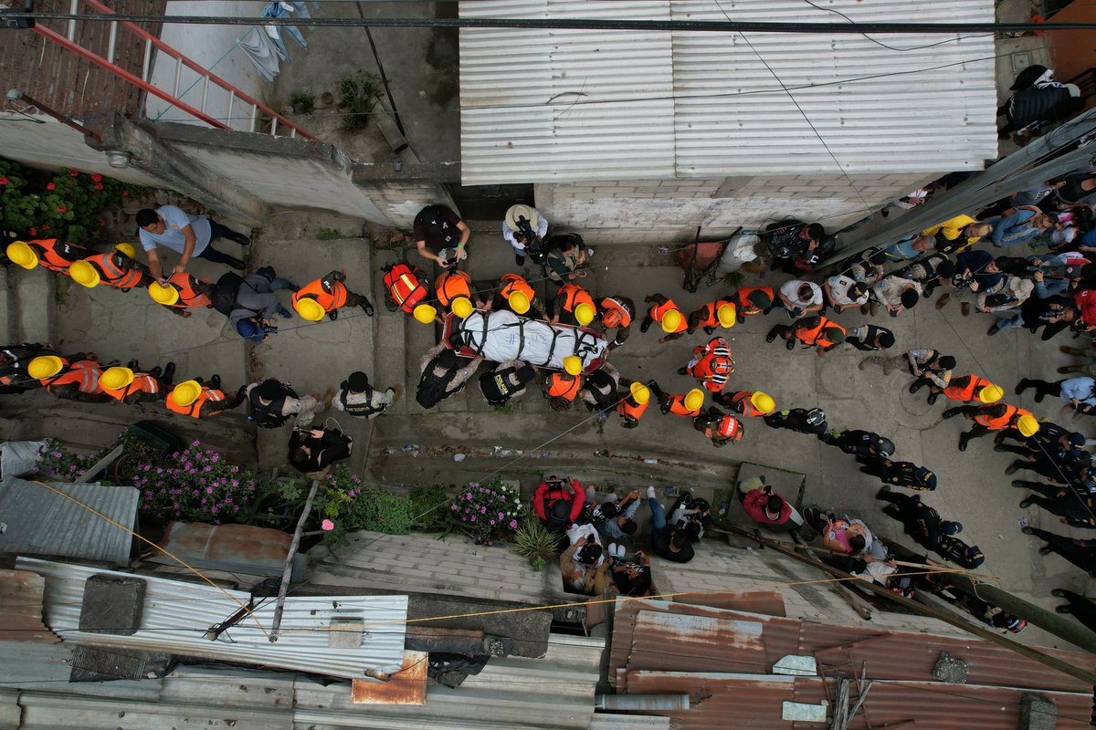 daniloramirezm's tweet photo. Empiezan a extraer los cuerpos del accidente en la Calzada la Paz bajo el puente Belice. Son 52 fallecidos. https://t.co/Ce65PADnsx