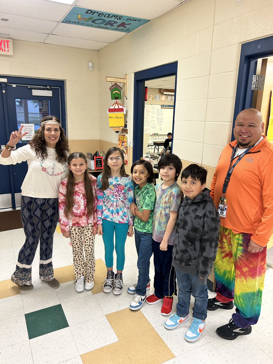 Peace, Love and Kindness is the <a href="/NISDDriggers/">Rita Kay Driggers ES</a> way!! Rocking 70’s gear or tye dye!! ✌️💚🙌🏼.   ¡Paz, Amor y Bondad es el estilo de Driggers! ¡Usando ropa de los 70s o ropa teñida! ✌️💚🙌🏼