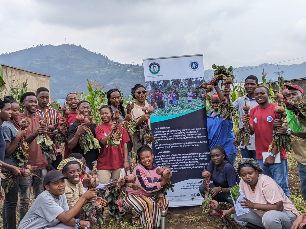 RCSSAgriTalk's tweet image. The @RwandaCSSA  in revolution of #WeForChange in unlocking bottlenecks met by young people in agriculture.

Integrated traditional farming techniques with modern farming methods for sustainable agriculture.

#Repost #RCSSA @AgriPeak @EU_Partnerships @ryaf_agribiz @RwandaAgri