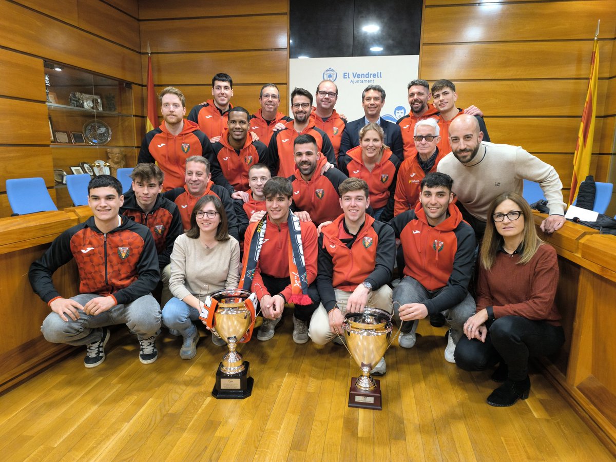Ajuntament del Vendrell (@elvendrell_cat) on Twitter photo 📷 Recepció als campions de la Copa de la Princesa d'hoquei sobre patins a l'Ajuntament del Vendrell
Felicitats <a href="/okcevendrell/">Club d’Esports Vendrell</a> 🏆
#elV #Hoquei #okplata 📷 Recepció als campions de la Copa de la Princesa d'hoquei sobre patins a l'Ajuntament del Vendrell
Felicitats <a href="/okcevendrell/">Club d’Esports Vendrell</a> 🏆
#elV #Hoquei #okplata