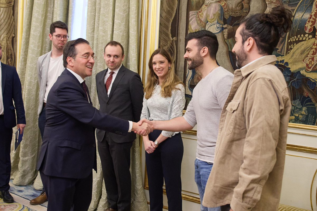 jmalbares's tweet image. Encantado de volver a conversar con jóvenes divulgadores sobre cómo seguir aumentando la presencia y la voz de España en el mundo.

Muchas gracias por vuestras aportaciones @elOrdenMundial @MemoriasPez @Geopol21 @Political_Room @jrfemaleleaders @viejocontinent_ @Equipo_Europa.