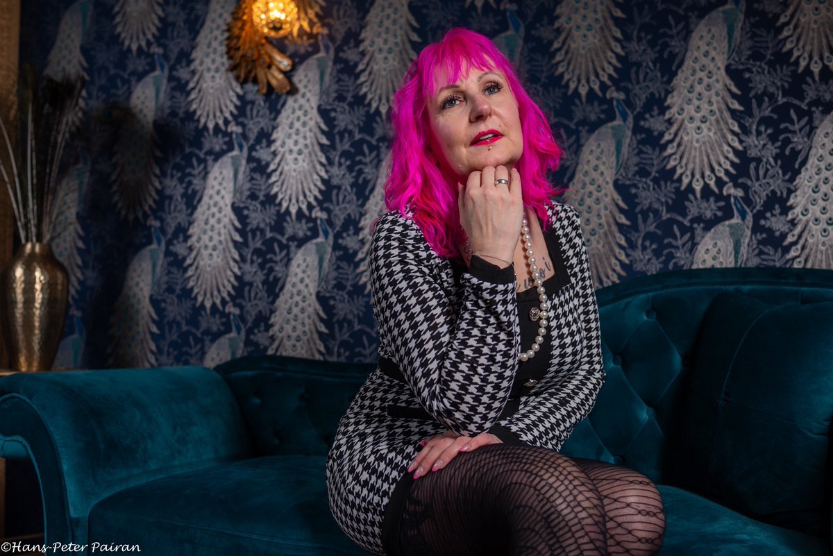 "Um klar zu sehen, genügt oft ein Wechsel der Blickrichtung."

#schiessbudenhexe #pinkhair #bestager #studio #FotoGEN #indoor