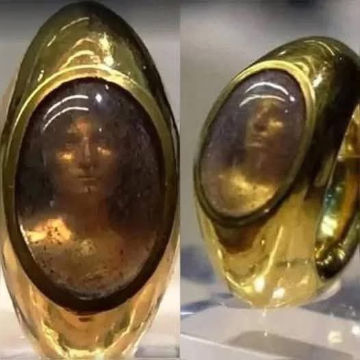 Nella tomba di Aebutia Quarta, situata nei pressi di Roma, è stato scoperto un anello d'oro romano vecchio di quasi 2000 anni. Questo squisito artefatto presenta un cristallo di rocca intarsiato per rappresentare suo figlio, Titus Carvilius Gemello. L'incisione sul retro del