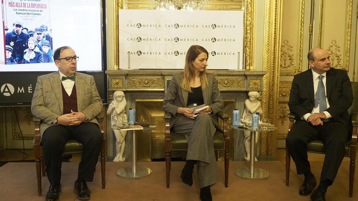 Casa de América (@casamerica) on Twitter photo 📚 🇨🇱 Presentamos el libro 'Más allá de la diplomacia', de Jorge E. Schindler.
👥 Introdujeron <a href="/moisesmoreram/">Moisés Morera Martín</a>, Rafael Mateo y @eljaviervelasco, con Jorge Schindler y <a href="/Ralu_Mihaila/">Raluca Mihaila</a>.
🤝 Con @fundchileespana, @renacimientoed y <a href="/EmbaChileEspana/">EmbaChileEspaña</a>. 📚 🇨🇱 Presentamos el libro 'Más allá de la diplomacia', de Jorge E. Schindler.
👥 Introdujeron <a href="/moisesmoreram/">Moisés Morera Martín</a>, Rafael Mateo y @eljaviervelasco, con Jorge Schindler y <a href="/Ralu_Mihaila/">Raluca Mihaila</a>.
🤝 Con @fundchileespana, @renacimientoed y <a href="/EmbaChileEspana/">EmbaChileEspaña</a>.