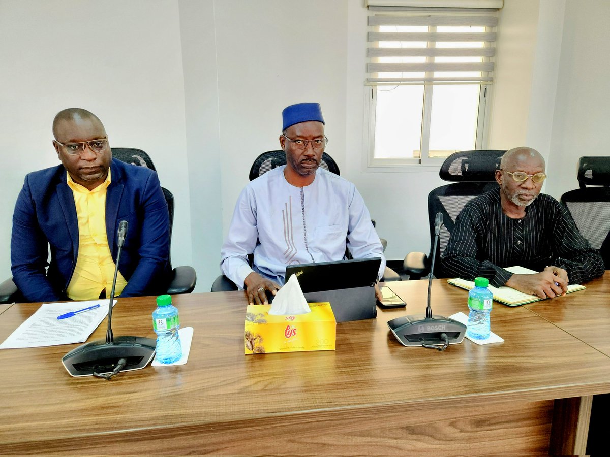 cdcsenegal's tweet photo. Le Directeur Général de la CDC rencontre les organisations de défense des consommateurs : Le dossier SN La Poste Sénégal au cœur des échanges. 

#Cdcsénégal #Snlaposte #uncs #ascosen #RUSP

https://t.co/9i3lktmxwd https://t.co/MdgNHKXcG1