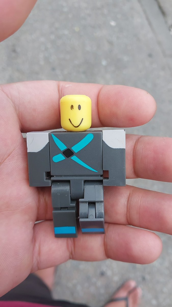 solaris_5's tweet photo. comprei 1(um) roblox na feira, vou pintar ele pra deixar assim https://t.co/sXPmDCxyKQ