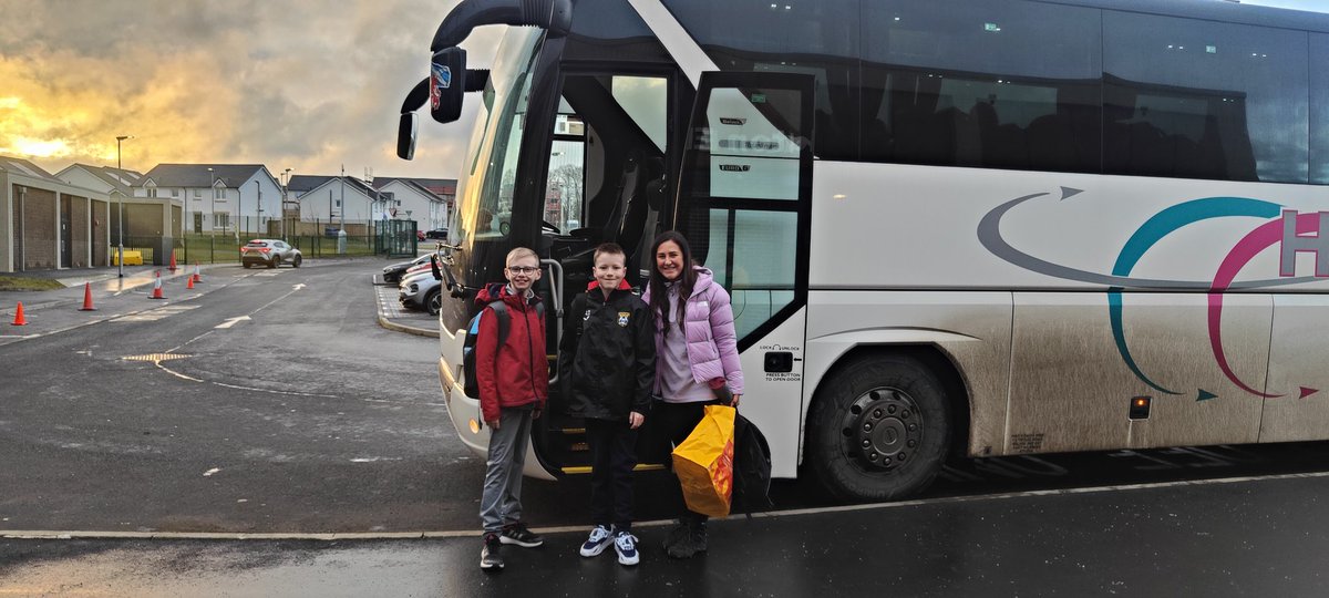LesleyPhee's tweet photo. The Jackton Dream Team set off on their Residential Experience this morning with our friends from Long Calderwood 😊. The children earned badges for communication, problem solving, team work &amp; encouragement. #QualitiesQuest #JacktonGems💎 #SPARKLE✨ https://t.co/uotRXQ0mkj