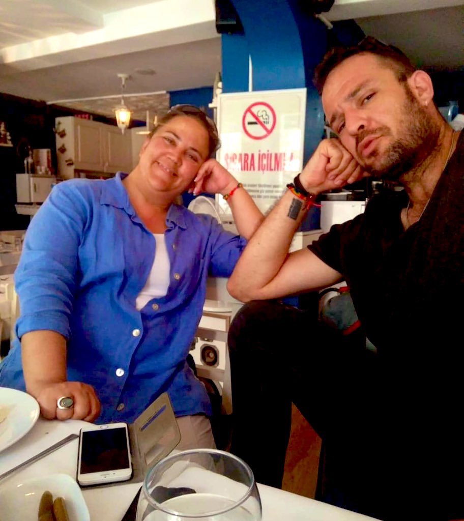 Biliyor musunuz !

Biz bunu da yeniyoruz !

Bu kadar çok dostumuzun olduğunu bilmek bize güç verdi. İyi ki varsınız. Ben hepinizin selamını söyledim 

Ablamın da herkese selamı var 

<a href="/burcugunden/">Burcu</a> ✌️