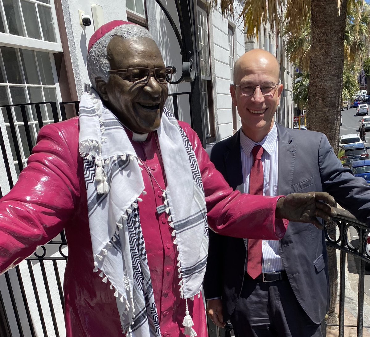 „Don‘t raise your voice, improve your argument.“

Wise words by 🇿🇦 peace &amp; democracy icon Desmond Tutu.

It’s true in daily life and international politics. Kuyiqiniso, angithi?