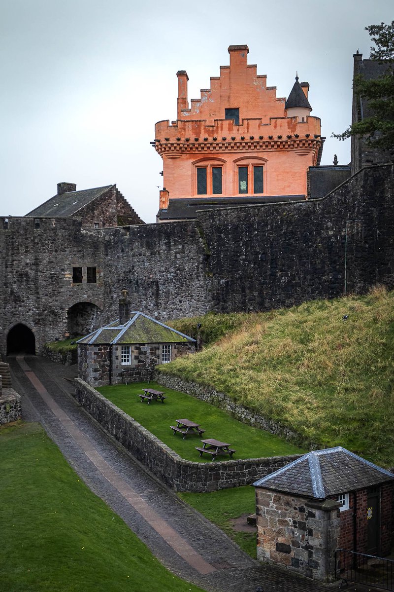 editbadger's tweet photo. Views of Stirling Castle, former royal residence of the Stewart kings and queens. October 2022 #StirlingCastle #Scotland #RoyalResidence #StewartKingsAndQueens #MedievalFortress #Castle #RenaissancePalace #QueenAnnesGarden #NorthGate #Forework #Gatehouse #Cobbles #History https://t.co/QnrDS9eglZ