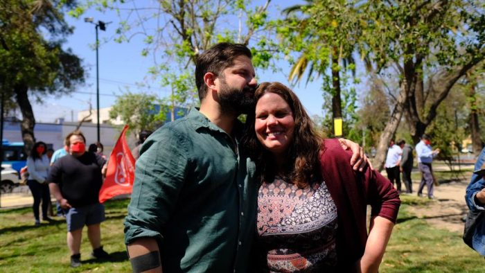 El Tribunal Constitucional le dio oxígeno a Maya Fernández al no acoger a trámite el recurso de inhabilidad en su contra. El TC consideró que no pasa nada con que el Estado le regale 1.000 millones a la ministra de Defensa en una compraventa tramitada en el Congreso por su tía,