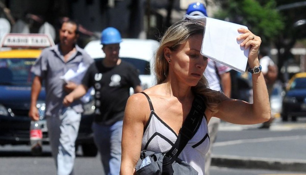 LaCosmoRevista's tweet photo. [REHABILITACIÓN] Mandan a hacer trámites al centro a las personas que se autoperciben "Team verano" para hacerlos entrar en razón. https://t.co/cLxdZefQBN