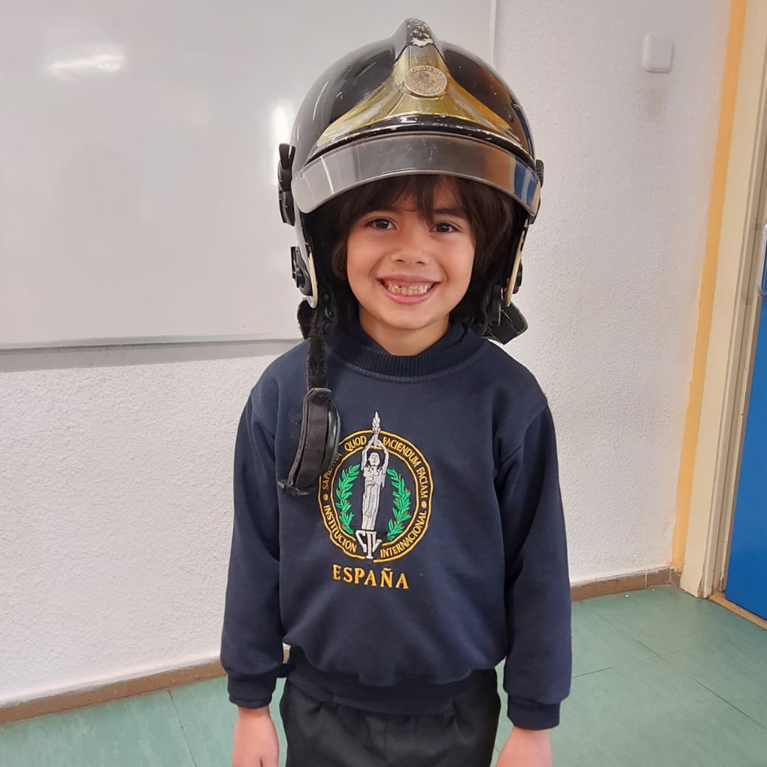 Las #familias son parte fundamental de nuestro colegio. 👨‍🚒El papá de Marco, alumno de 1.º de Primaria, nos ha visitado para contar de primera mano cómo es ser bombero. Ha compartido su experiencia, enseñándoles la importancia de su trabajo y cómo actuar en caso de una emergencia.