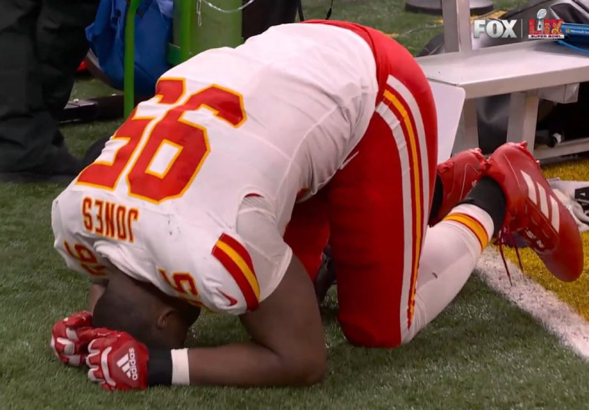 Bro really fell to his knees on national television 

Eagles really was giving belt 😭