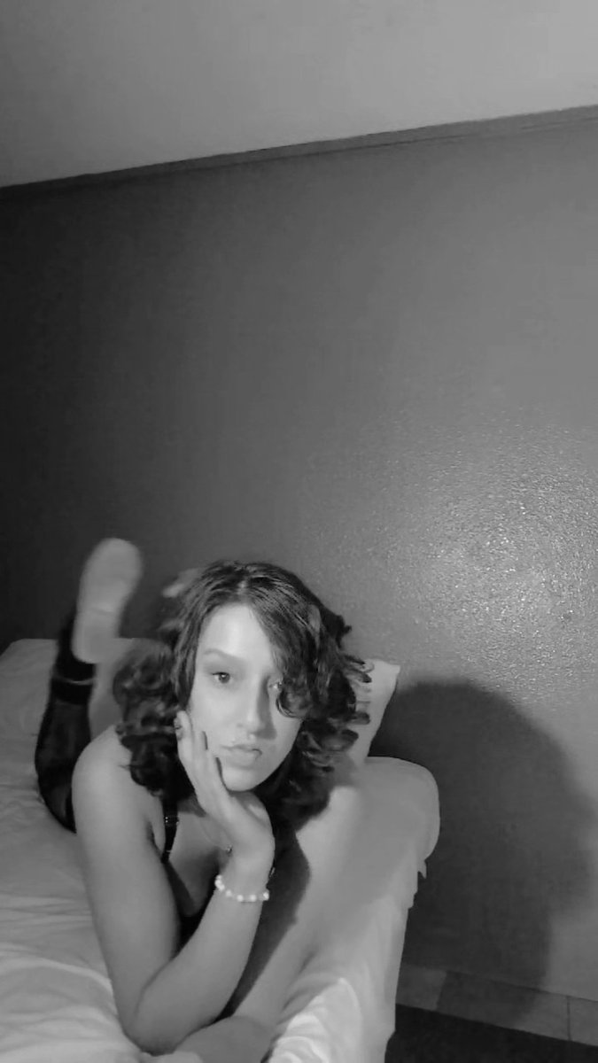 Hickeymcky's tweet photo. Bord thinking about how I wish I had someone to entertain me and spoil me . Give that prince treatment 😘😝🔥 https://t.co/rRnw1ztDQR