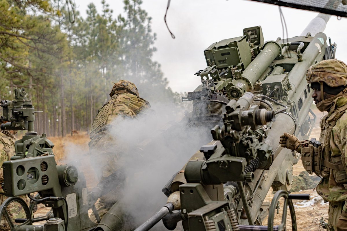 1_319AFAR's tweet photo. Ready to sling some rounds? 🔥 

Recently, Loyalty Cannoneers and Fire Supporters  supported Joint Terminal Attack Controller (JTAC) training involving multiple fixed-wing aircraft and a helicopter assault.

Quickly/safely delivering lethal HE is what we train for every day💥 💥 https://t.co/r57FqNoq6Z