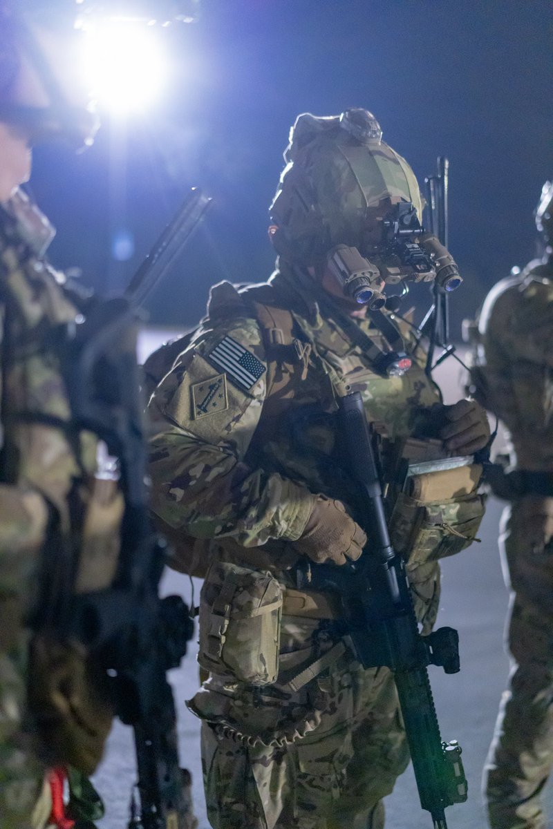 1_319AFAR's tweet photo. Ready to sling some rounds? 🔥 

Recently, Loyalty Cannoneers and Fire Supporters  supported Joint Terminal Attack Controller (JTAC) training involving multiple fixed-wing aircraft and a helicopter assault.

Quickly/safely delivering lethal HE is what we train for every day💥 💥 https://t.co/r57FqNoq6Z