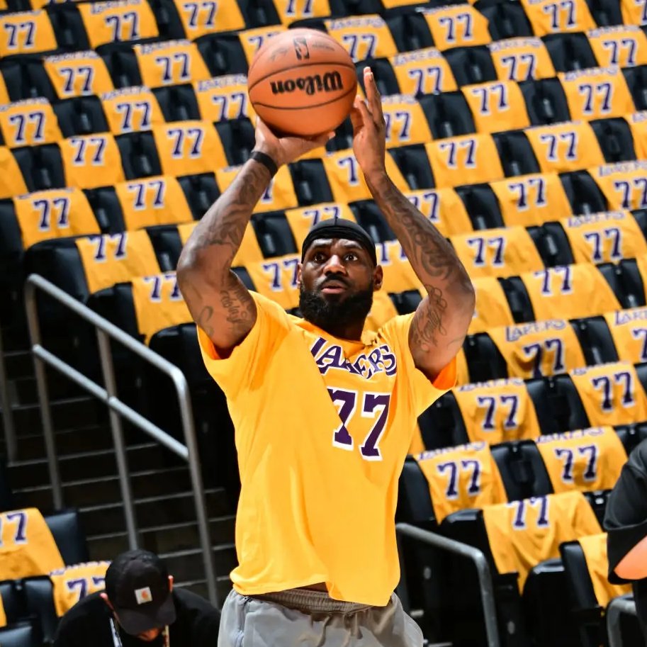 Miren lo que es esta foto. LeBron entrando en calor con una remera con la 77 de Luka Doncic en Lakers, con todo el estadio de fondo en un mar de púrpura y oro con la 77. Histórico.