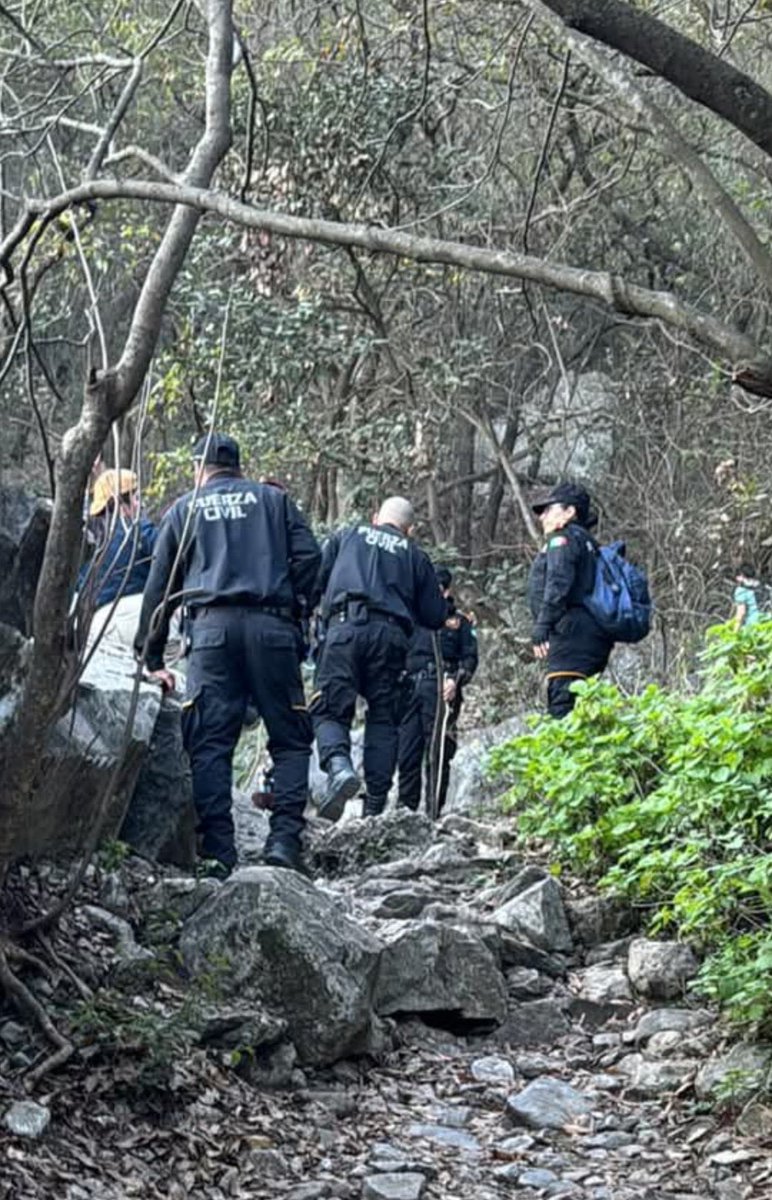 Ella era Ana Carolina Saucedo, tenía 22 años y hoy fue encontrada sin vida en el cerro de las mitras, en Monterrey Nuevo León.
Ana Carolina desapareció el pasado viernes 7 de febrero, fue vista por última vez en la UVM de Cumbres.
Tras 3 días de búsqueda intensa, su cuerpo fue