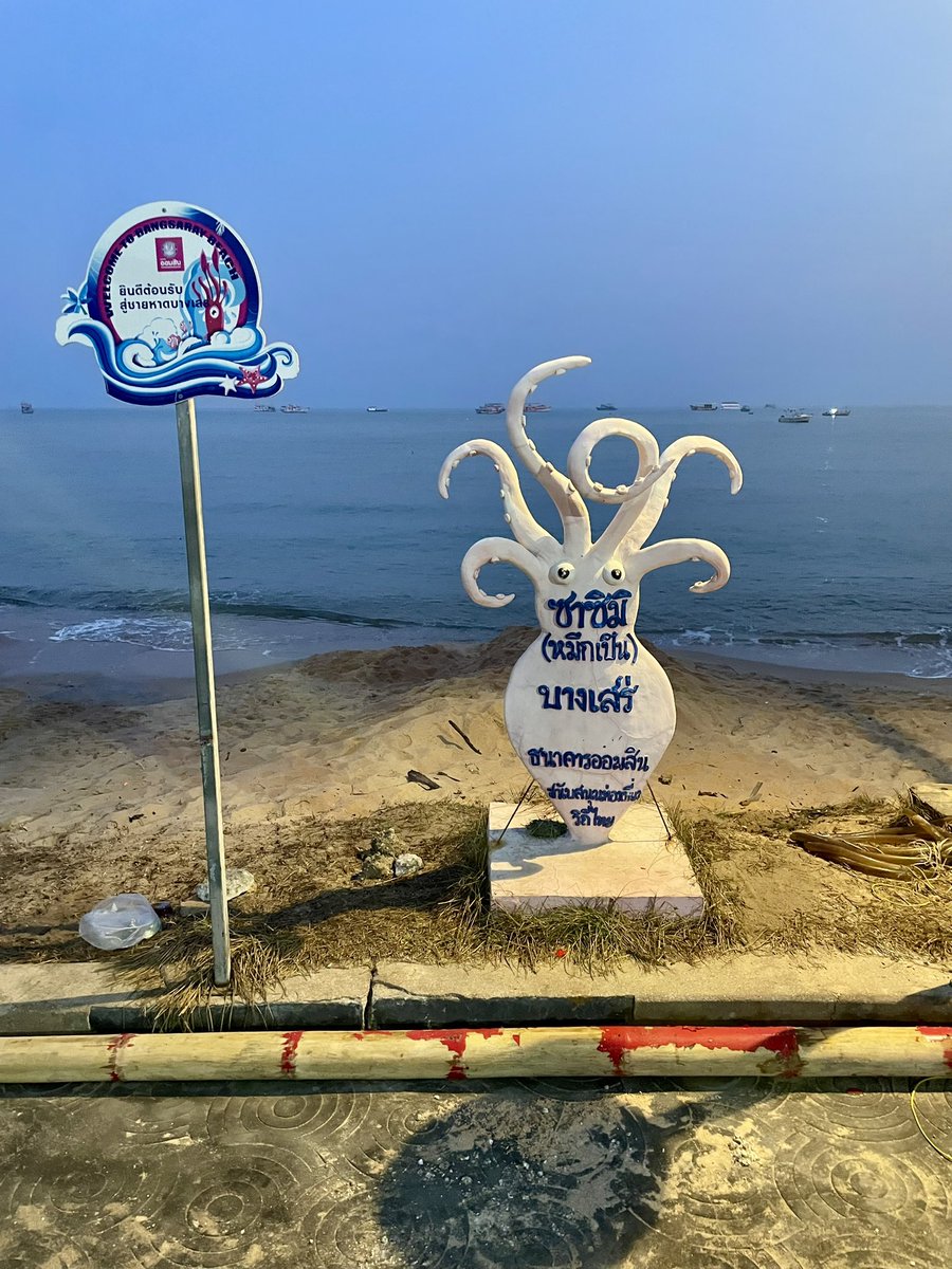 JusssTony's tweet image. Morning walk, seems to be fairly uneventful. 

Heads on poles - harking back to the middle age 

Somebody in the village must be legless 

Street art or just mops

#StreetStuff 
#RandomPics