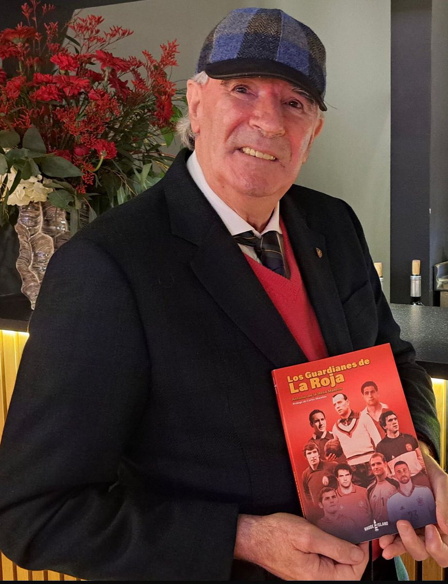 El Chopo Iríbar, el mito, uno de ‘Los guardianes de la roja’, con el
librazo de <a href="/DlaRosaFC/">DelaRosafc</a> en Ed. Rhode Island <a href="/libroslaberinto/">Librería El Laberinto</a>