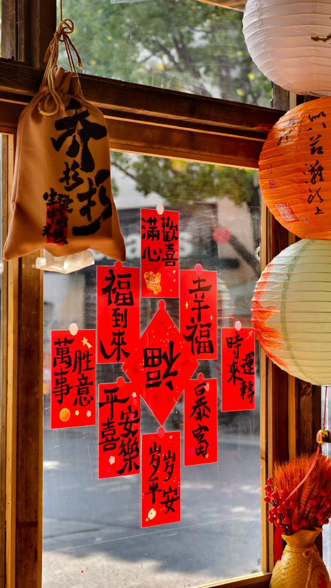 你要沉下心来
去做一件自己热爱的事
别管外界的干扰

只听自己的心声
不久后的某一天
这份坚持会给你最好的反馈
