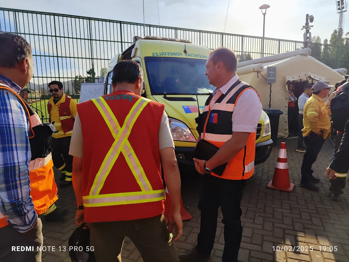 #SENAPREDLaAraucanía junto a delegaciones de Cautín- Malleco, directora de Conaf y otras autoridades participan en Puesto de comando en la comuna de #Collipulli por incendios forestales que han afectado a la comuna y la región en general durante los últimos días.