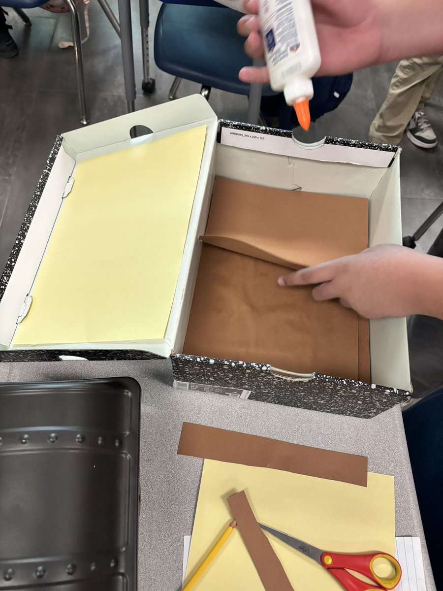 PPatterson_2017's tweet photo. Some PBL after they rocked their Science interim. #ecosystems #habitats #structuraladaptations #funinfifth https://t.co/mwuRDZFIzT