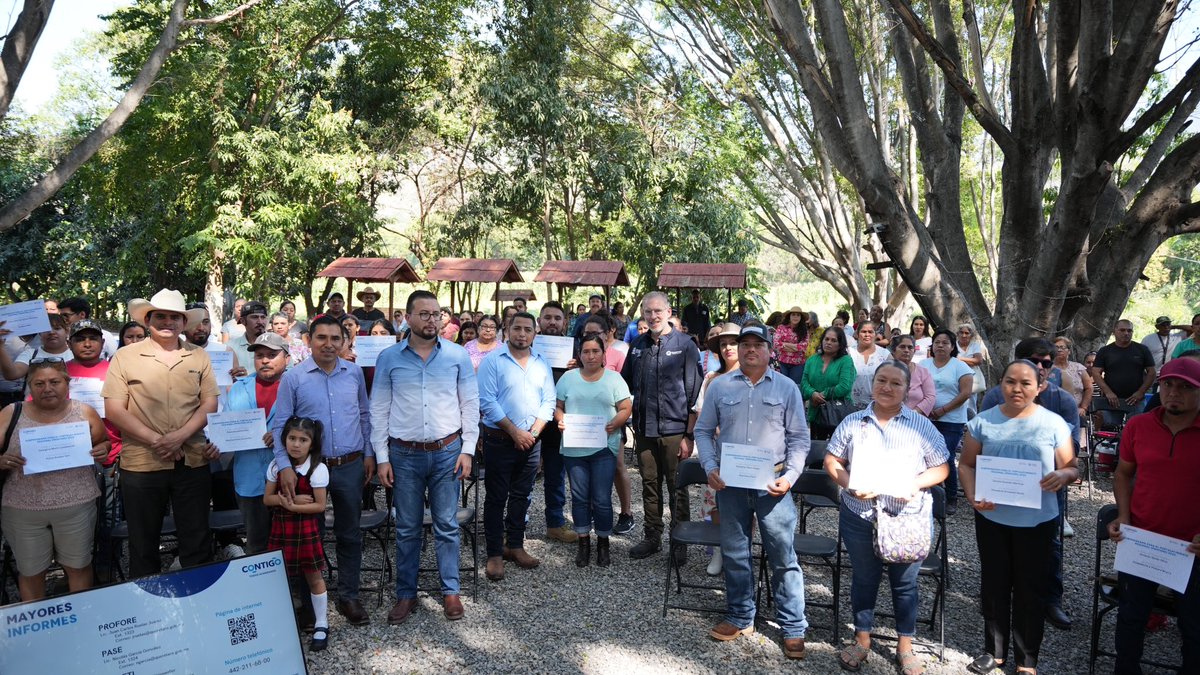 SEDESUQro's tweet photo. A través de #PROFORE, apoyamos a emprendedores en sectores como herrería, alimentos, ecoturismo, ciberservicios y más. El secretario @mdelprete, entregó 49 certificados de este programa para fortalecer sus negocios y hacerlos más competitivos. #CONTIGO https://t.co/eHrlMla56R